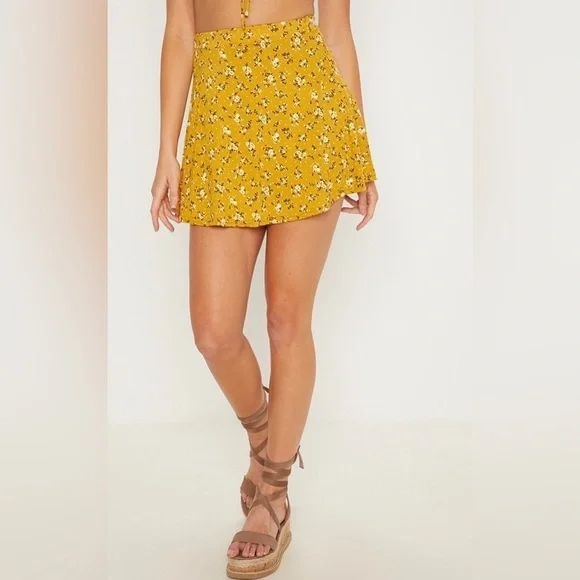 NWT Pretty Little Thing Mustard Ditsy Floral Skater Skirt in US 4 - Picture 3 of 6